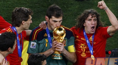 איקר קסיאס ופויול חוגגים עם הגביע (רויטרס)