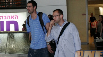 דן שמיר ואורי קוקיה נוחתים (שרון קביליו)