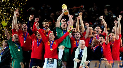 שחקני ספרד מניפים את הגביע העולמי (רויטרס) שחקני ספרד מניפים את הגביע העולמי (רויטרס)