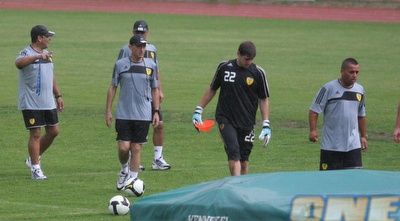 הצוות המקצועי נמלט מהגשם (גיא בן זיו)