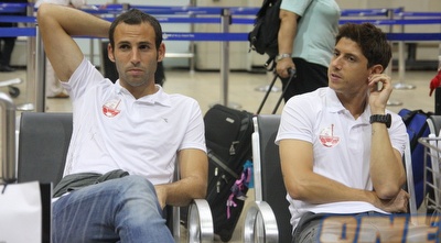 אבי יחיאל ומאור מליקסון ממתינים לטיסה (דרור עינב)