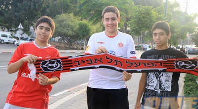 אוהדי הפועל מתכוננים למשחק (מיכה בננו)