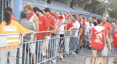 אוהדים בתור. רוצים לפתוח ברגל ימין (מיכה בננו)