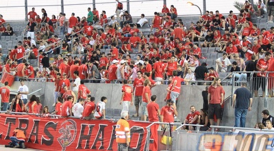 קהל הפועל תל אביב מכין את התפאורה (מיכה בננו)