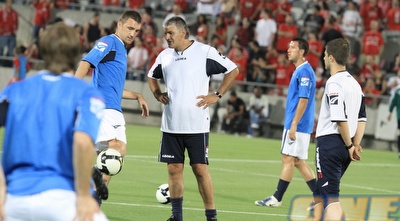 שחקני ז´לזניצ´אר בחימום (מיכה בננו)