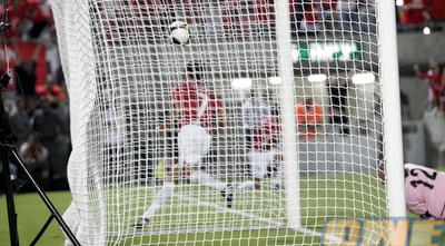 בטוח שגם שבחון לא חשב שיחגוג שער בכורה בהפועל מהר כל כך (דרור עינב)