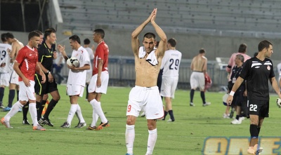 שכטר מודה לקהל בסיום (מיכה בננו)