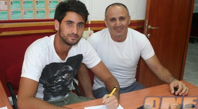 דור דוידי חותם על החוזה החדש  (באדיבות האתר הרשמי של הפועל ב&qout;ש) 