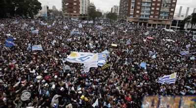 ככה נראים 150,000 אוהדים. קבלת פנים חמה לנבחרת אורוגוואי (רויטרס)