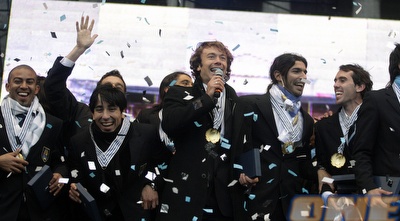 דייגו לוגאנו שר עם הקהל במונטיבידאו (רויטרס)