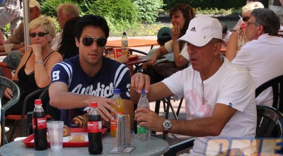 עידן טל והרוש בבית קפה. &qout; (גיא בן זיו)