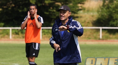 מלמיליאן מתדרך את השחקנים באימון (גיא בן זיו) מלמיליאן מתדרך את השחקנים באימון (גיא בן זיו)