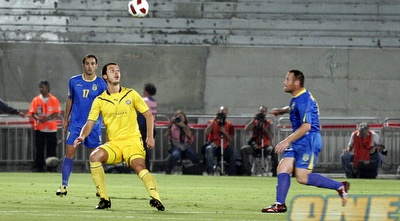 האריס מדוניאנין מנסה להשתלט על הכדור (דרור עינב)