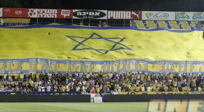 אוהדי מכבי ת&qout;א תומכים גם שלא הולך (שי לוי)