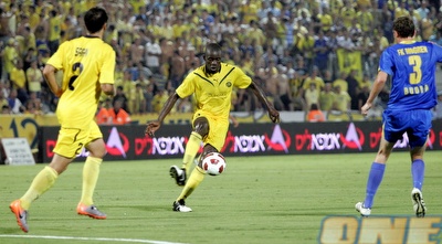 אלברט באנינג משתלט על הכדור. משחק שקט ואחראי לקשר הקמרוני (דרור עינב)