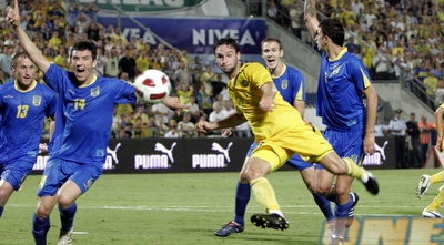 יובל אבידור בועט. הכניס רוח במשחק של מכבי ת&qout;א (דרור עינב)