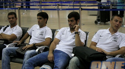 שחקני מכבי פ&qout;ת מחכים לטיסה (יניב גונן)