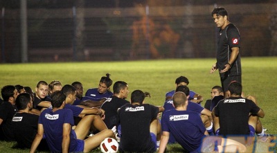 גיא עזורי עם חניכיו. יקיימו משחק אימון נוסף מול הפועל רעננה (דרור עינב)