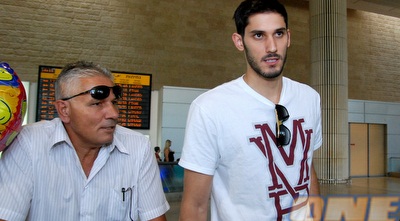 עומרי כספי ואביו בנתב&qout;ג. יצטרף לנבחרת ישראל (שי לוי) עומרי כספי ואביו בנתב&qout;ג. יצטרף לנבחרת ישראל (שי לוי)