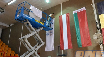 תולים את הדגלים בהכנות האחרונות לתחילת האליפות (שי לוי)