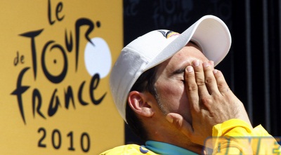 אלברטו קונטאדור לאחר הזכייה בטור דה-פראנס (רויטרס)