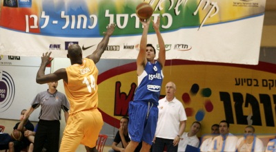 גיא פניני זורק מהשלוש (שרון קביליו)