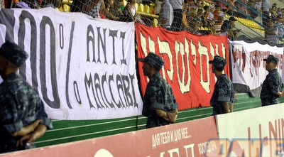 אוהדי הפועל ביציעים בקזחסטן (האתר הרשמי של הפועל ת&qout;א)