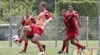 קלאודיו ריברו משתלט על כדור. ערך אימון בכורה (רועי גלדסטון)