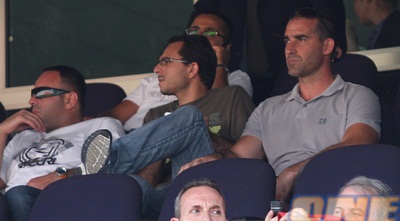 איציק קורנפיין. מחזיק את בית&qout;ר מעל המים (גיא בן זיו) איציק קורנפיין. מחזיק את בית&qout;ר מעל המים (גיא בן זיו)