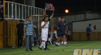 אסולין נכנס למגרש (יניב גונן) אסולין נכנס למגרש (יניב גונן)