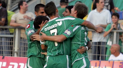 שחקני מכבי חיפה מברכים את דבאלשווילי על שער היתרון (דרור עינב) שחקני מכבי חיפה מברכים את דבאלשווילי על שער היתרון (דרור עינב)