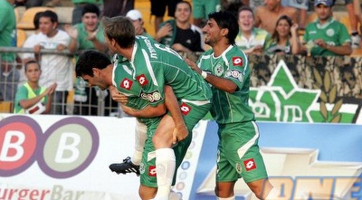 שחקני מכבי חיפה. מקווים לחזור עם כרטיס לשלב הפלייאוף (דרור עינב)