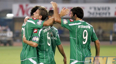 שחקני חיפה חוגגים עם תומר חמד (דרור עינב) שחקני חיפה חוגגים עם תומר חמד (דרור עינב)