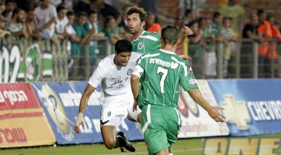 אריק בנאדו מפיל את רועי דיין. זכה לשריקות בוז (דרור עינב) אריק בנאדו מפיל את רועי דיין. זכה לשריקות בוז (דרור עינב)