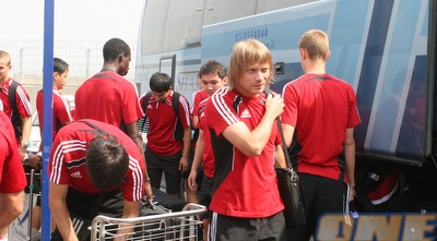 שחקני אקטובה מעמיסים את התיקים לאוטובוס (רועי גלדסטון)