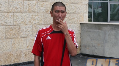 האפסנאי של אקטובה בהפסקת סיגריה (רועי גלדסטון)