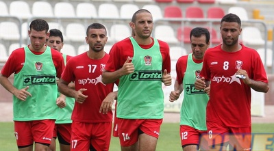 חיים בנון (במרכז). זומן לשיחה בארבע עיניים אצל יובל נעים (עמית מצפה)