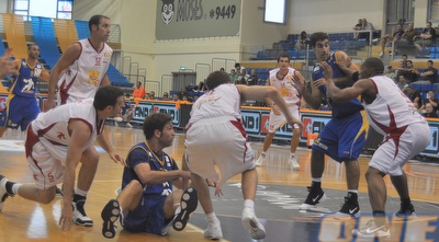 ג&acute;רמיין הול חוסם בצבע. רבע ראשון לא טוב של מעדני מיקי (גיא אייזנר)