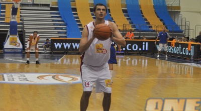 אנטון שוטבין. בולט במדי מעדני מיקי (גיא אייזנר)