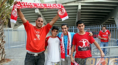 אוהדי הפועל אופטימים מחוץ לבלומפילד (דרור עינב) אוהדי הפועל אופטימים מחוץ לבלומפילד (דרור עינב)