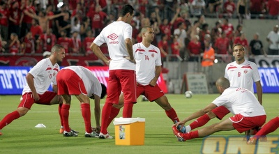 שחקני הפועל מתמתחים (דרור עינב) שחקני הפועל מתמתחים (דרור עינב)