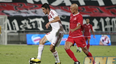 דה סילבה  מנסה לעצור את פריץ&acute; (רועי גלדסטון)