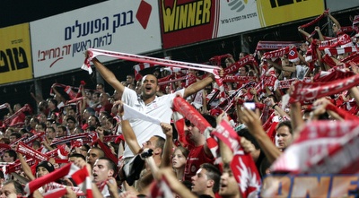 אוהדי הפועל. שלב הבתים באצטדיון רמת גן (רועי גלדסטון)