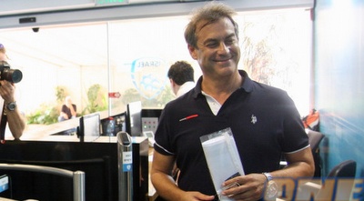 גילי לנדאו מגיע לישיבת ההתאחדות (דרור עינב)