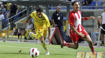 קלמי סבן לא מוכן לוותר על הכדור מול זאירי (דרור עינב)