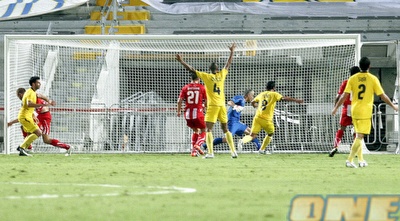 ניבאלדו חוגג כשהוא רואה את הכדור בדרך לרשת של ניקופולידיס (דרור עינב)