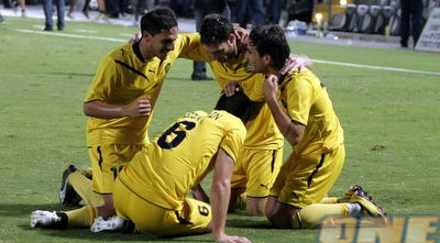 חגיגה צהובה על הדשא עם השריקה לסיום  (דרור עינב)