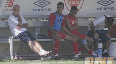 יוסי שבחון עם הקרח על ברך (דרור עינב)