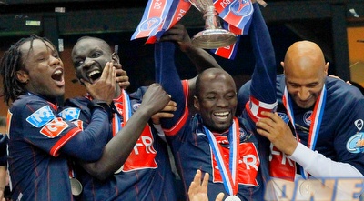 מקאללה מניף את הגביע הצרפתי (רויטרס)