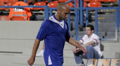 ג´ונתן אסוס יורד מהמגרש (שי לוי)